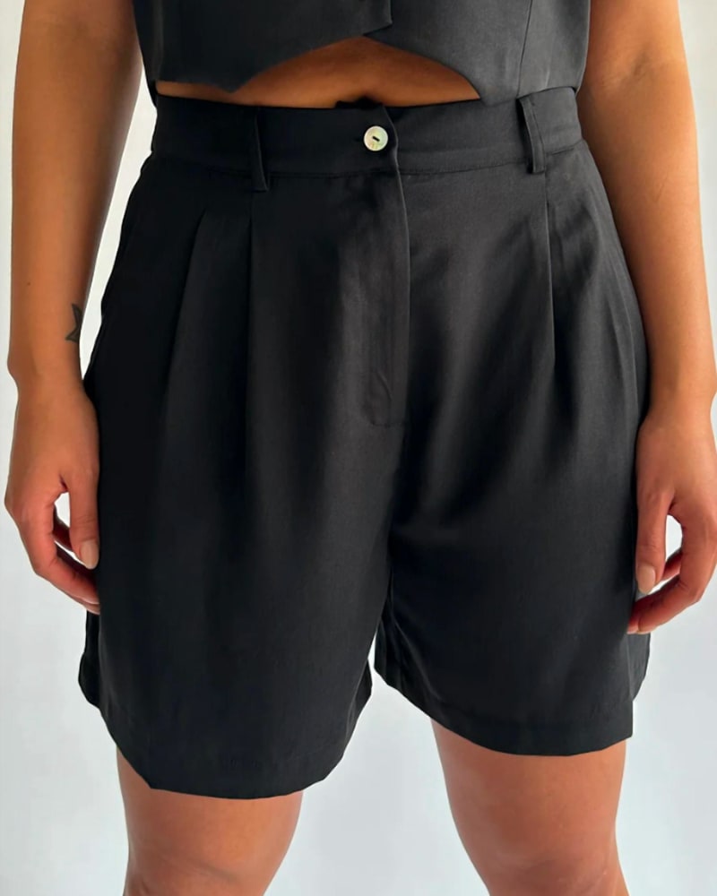 Front of a model wearing a size L Twill Pleated Shorts In Jet in Jet by DONNI.. | dia_product_style_image_id:356197